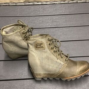 Sorel Women's Lace-Up Olive Boots